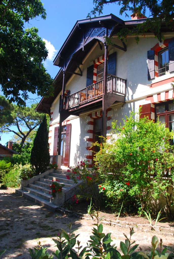 Un parc fourni protège la Villa la Vigie.