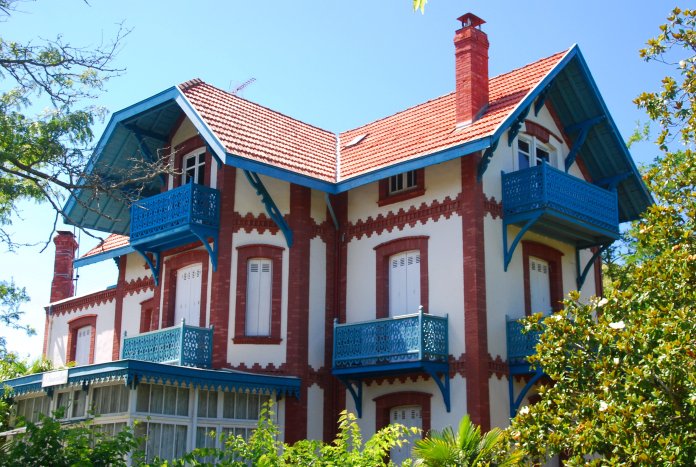 La Villa L'Ensoleillée porte bien son nom et ses habitants peuvent profiter du soleil grâce aux nombreux balcons.