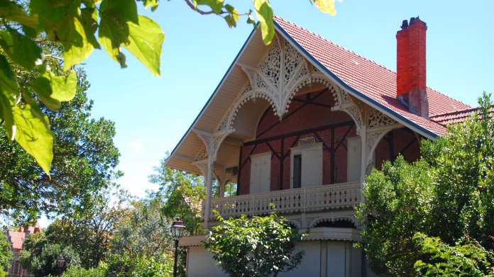 Très belle ferme travaillée pour la Villa Toledo qui était autrefois un ancien gymnase.