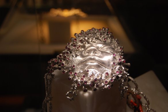 Pendentif en forme de visage d'Alessandro Dari.