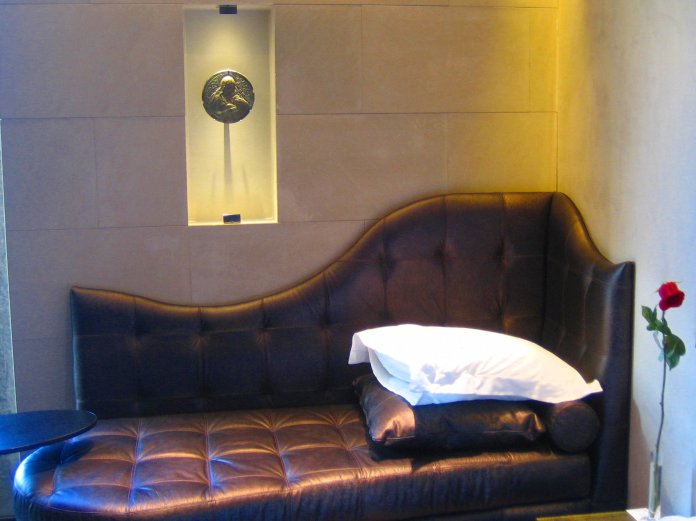 Chambre de l'hôtel Bagues avec un bijou Bagues dans la vitrine.