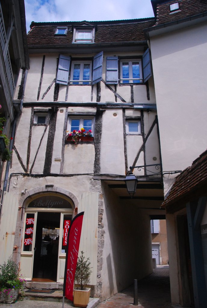 Passage sous une maison du vieux Salies-de-Béarn.