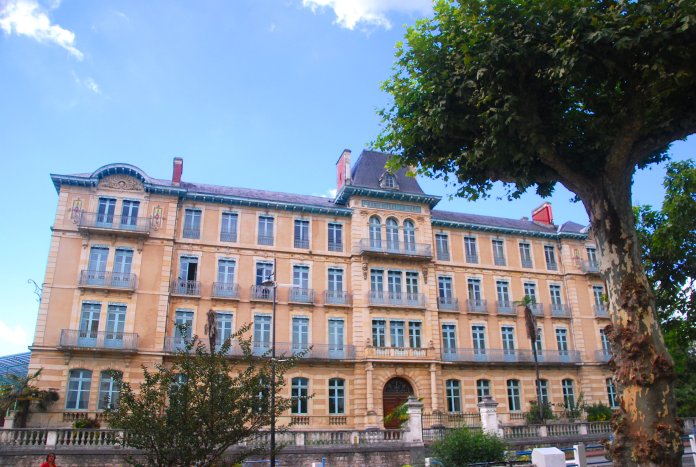 Le Grand hôtel du Parc de Salies-de-Béarn.