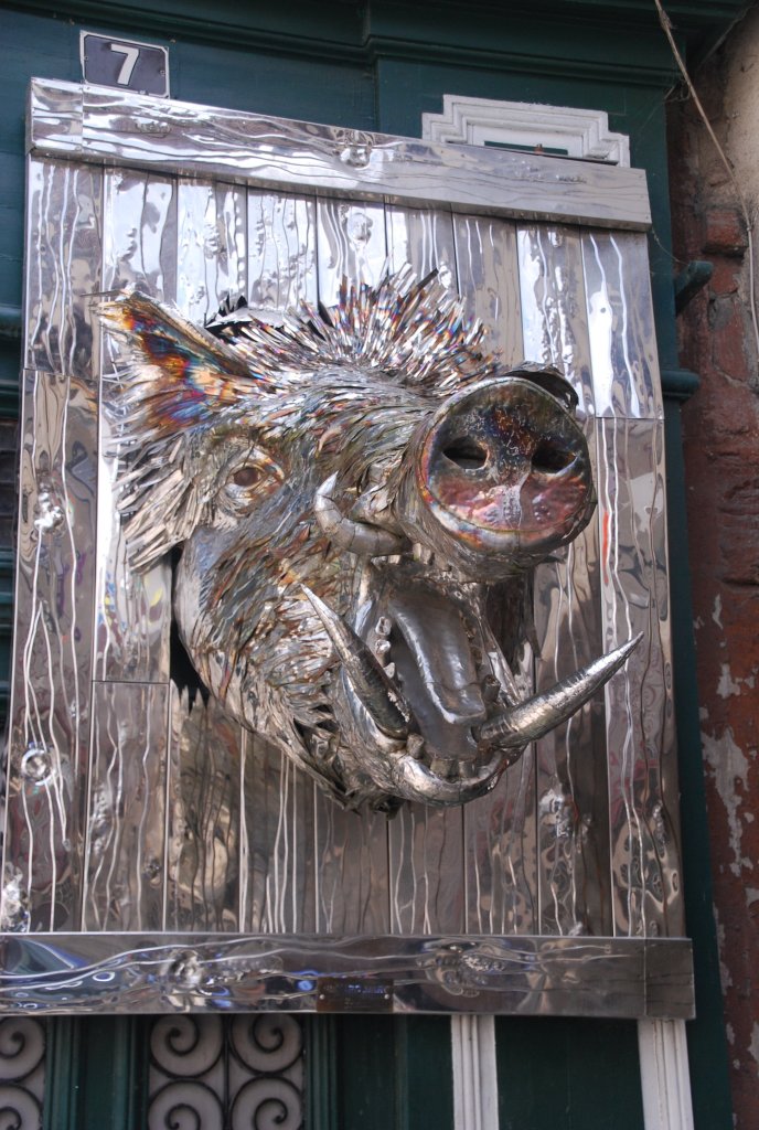 Sanglier décorant  façade de l'atelier de Marc Bénard, artiste spécialisé dans les sculptures en aluminium.