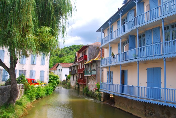 Sur tout son parcours au sein de Salies-de-Béarn, le Saleys est bordé de maisons ancrées dans son lit.