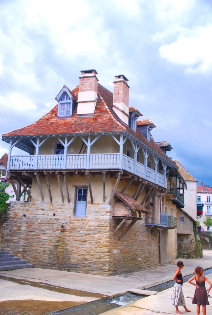 Maison à galerie sur le Saleys (Salies-de-Béarn).
