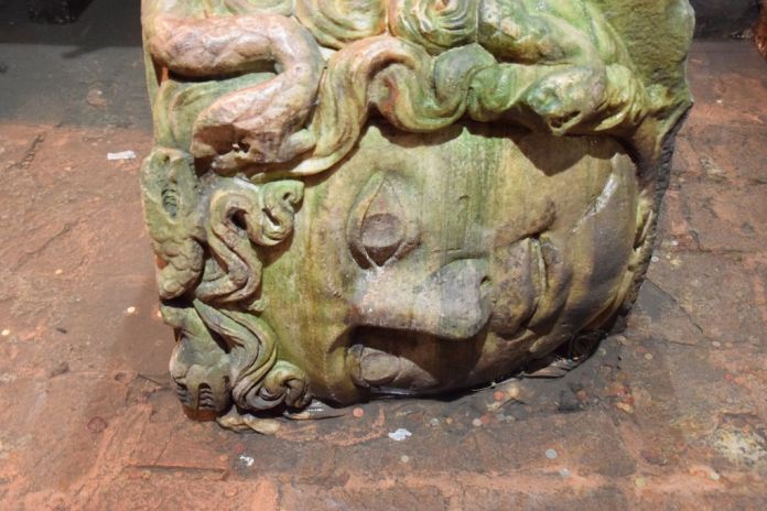 tête de méduse côté citerne basilique Istanbul