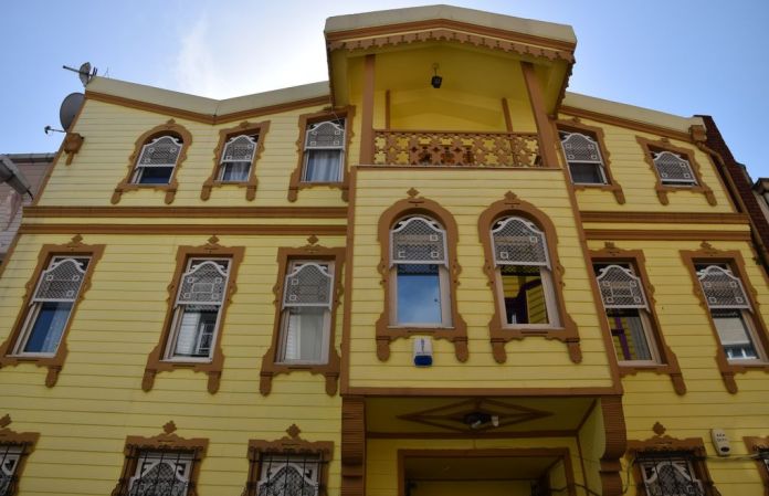 couleurs contrastées maisons bois Istanbul