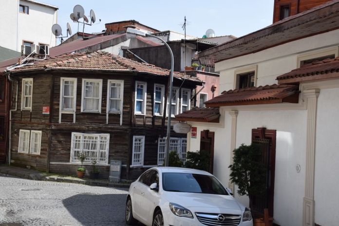 maison angle bois istanbul