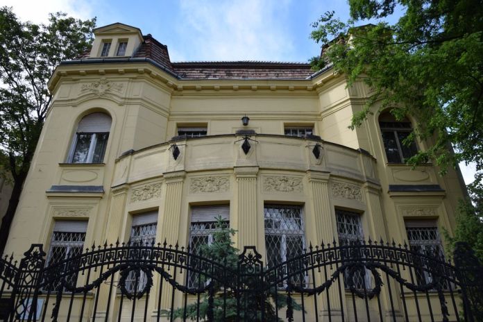 jaune et grille Budapest Hongrie Hungary