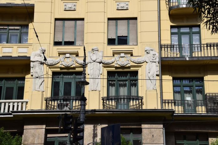 détail immeuble jaune Budapest Hongrie Hungary