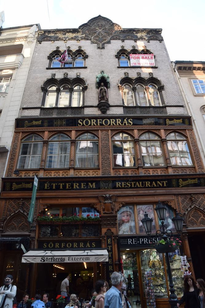 rue vaci façade Budapest Hongrie Hungary