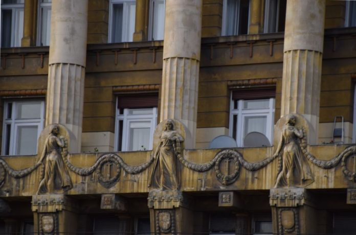 guirlande femmes Budapest Hongrie Hungary