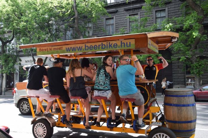 beer bike Budapest Hongrie Hungary