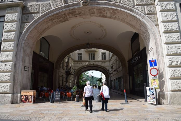 passage vaci Danube Budapest Hongrie Hungary