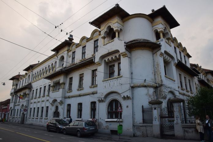 école normale grecque catholique Oradea Roumanie loggias