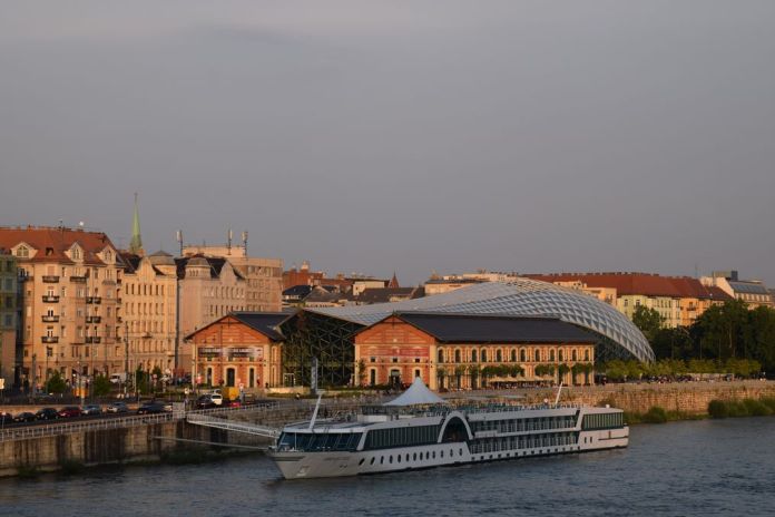 La Baleine soleil Budapest Hongrie Hungary