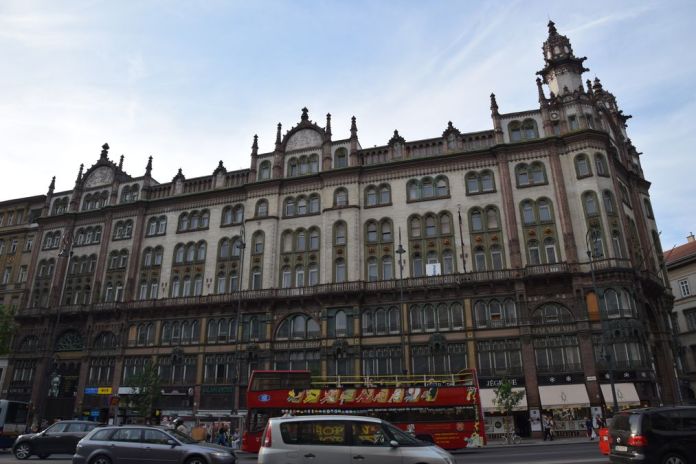 galerie Parizsi façade Budapest Hongrie Hungary