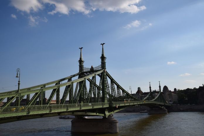 pont de la Liberté reconstruit Budapest Hongrie Hungary
