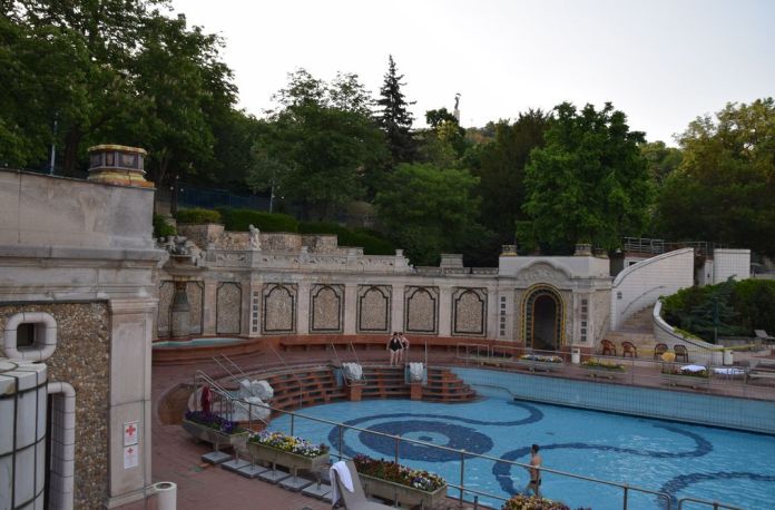 bassin extérieur bains gellert budapest Hongrie Hungary