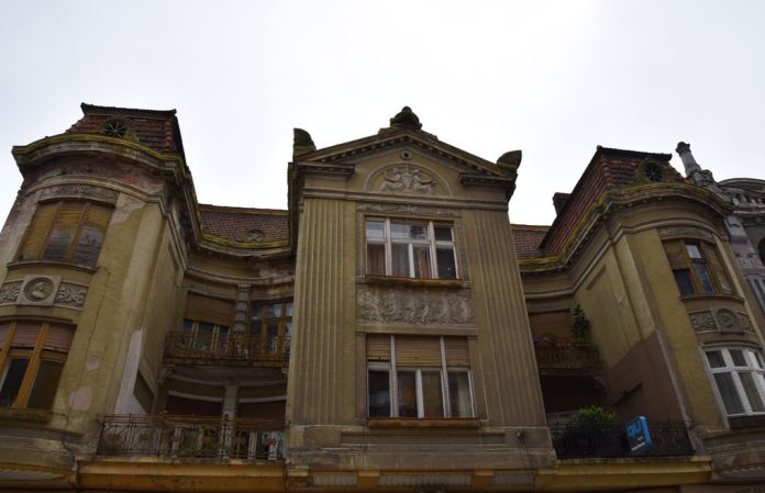 façade lignes droites et courbes Oradea Roumanie