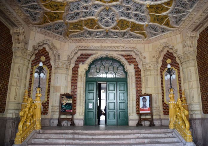 entrée musée des arts décoratifs Budapest Hongrie Hungary