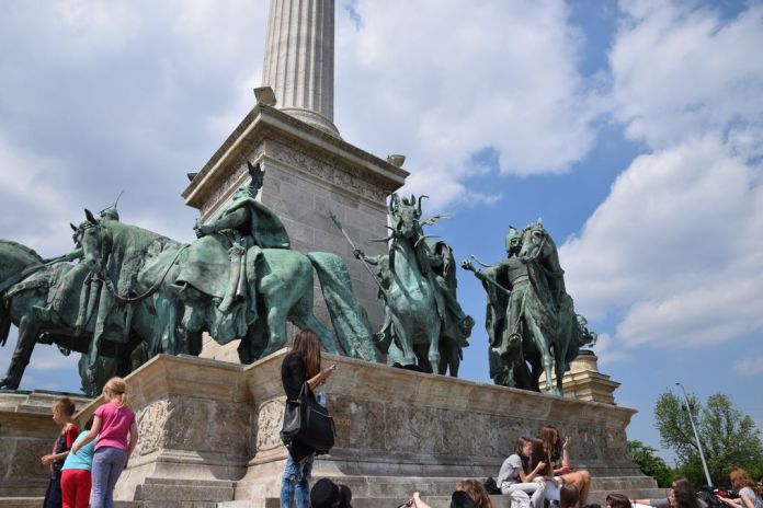 chefs place des héros Budapest Hongrie Hungary