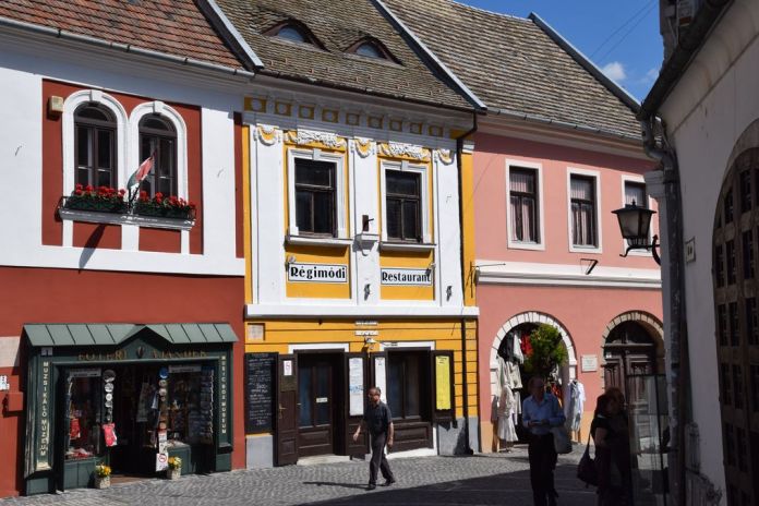 couleurs chaudes commerces Szentendre