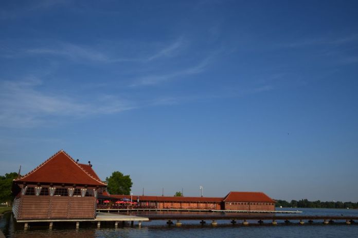 bâtiment du Lido des femmes sur le lac Palic Serbie