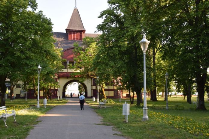 bâtiment principal depuis entrée jusqu'au lac, Palic Serbie