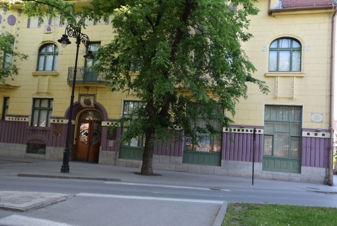 bâtiment couleurs tranchées Subotica Serbie