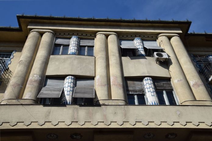 colonnes en béton et en céramique Subotica Serbie