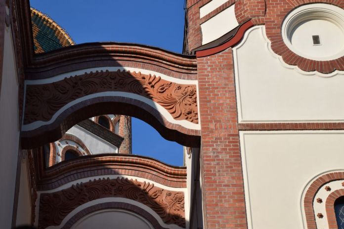 décors terre cuite synagogue Subotica Serbie