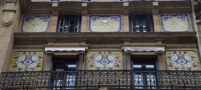 motifs floraux calle prim Saint-Sébastien Donostia