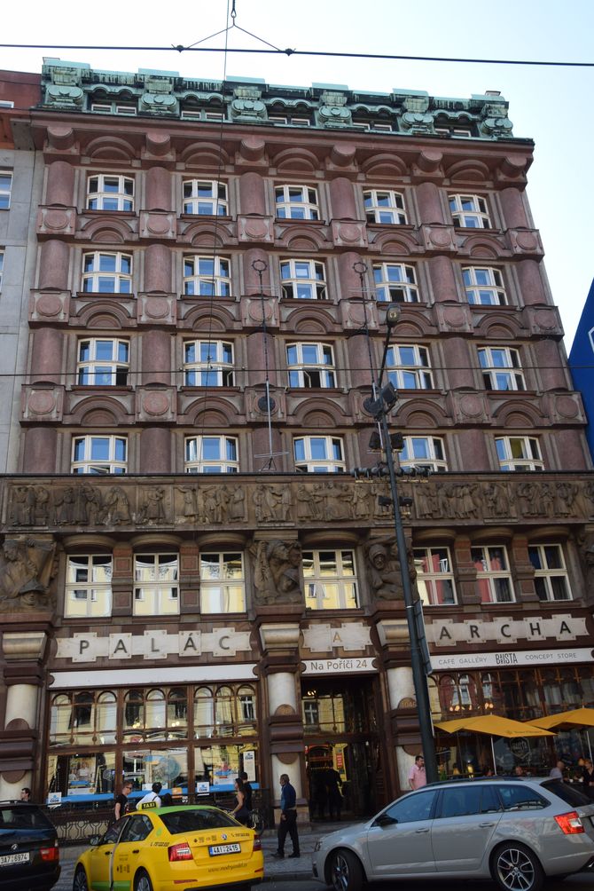 bâtiment cubiste banque des légionnaires prague