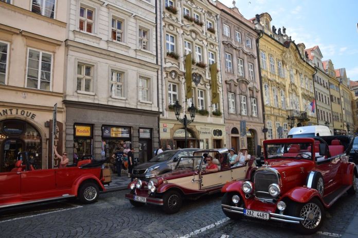 voitures Mala Strana Prague