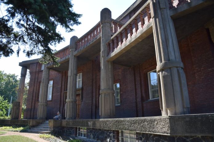 Villa Bilek colonnes Prague