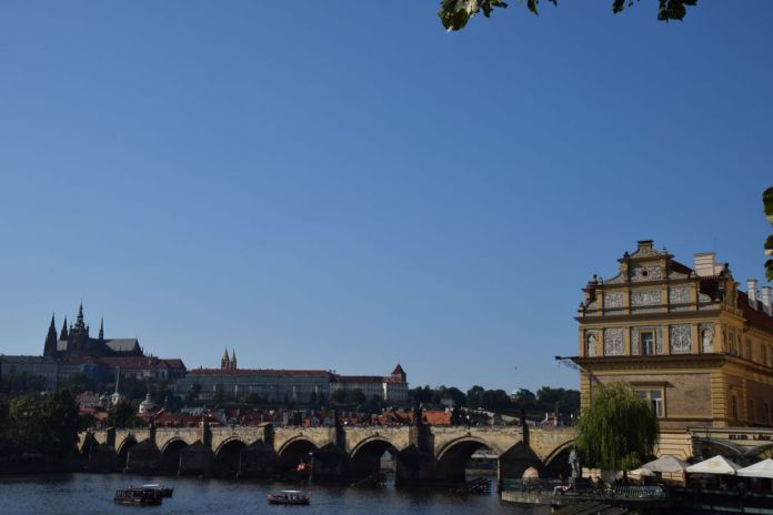 perspective Prague Pont charles Château