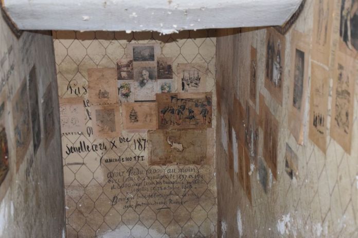 cage d'escalier maison aux assiettes