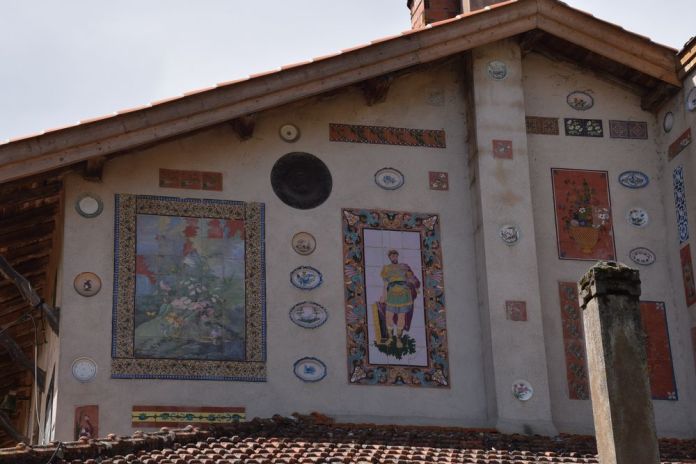 pan de mur latéral la maison aux assiettes