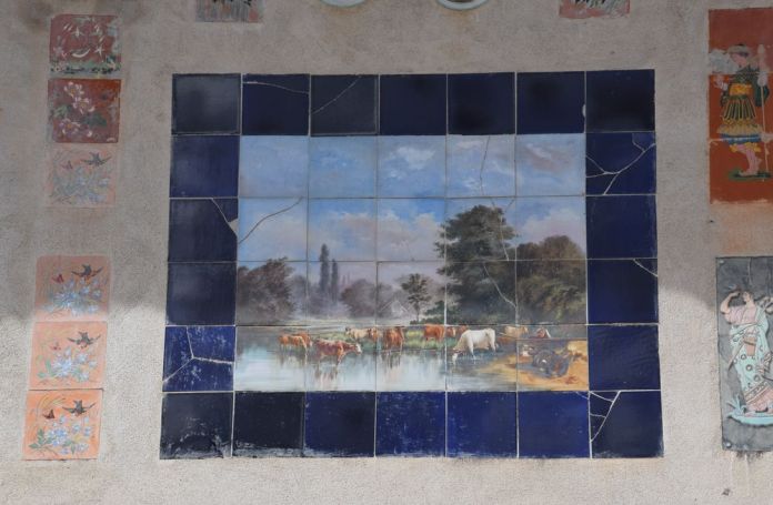 tableau champêtre maison aux assiettes