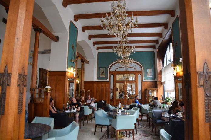 ambiance chaleureuse Café Pariz Prague