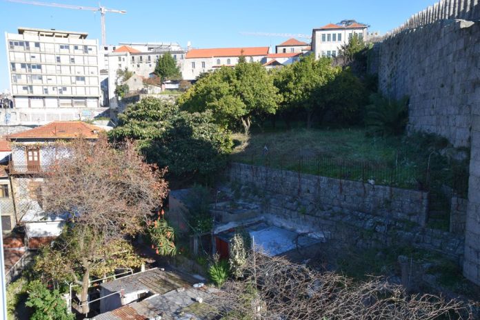 contre-bas des murailles de Porto portugal