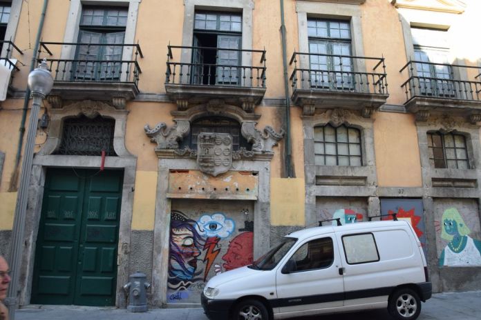 belle demeure abandonnée rua das flores à porto portugal