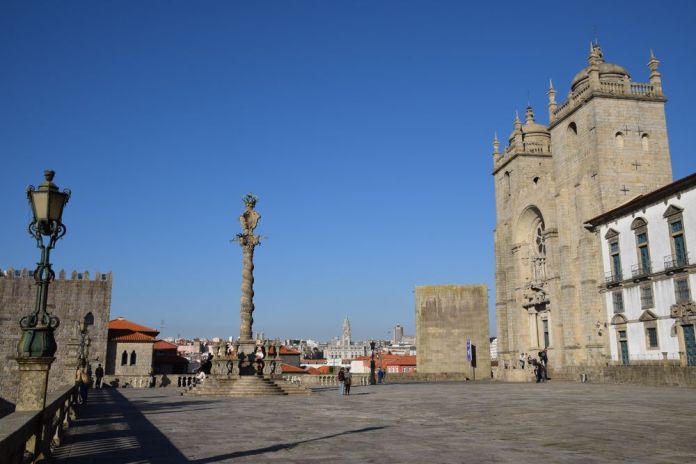 esplanade cathédrale Sé porto portugal