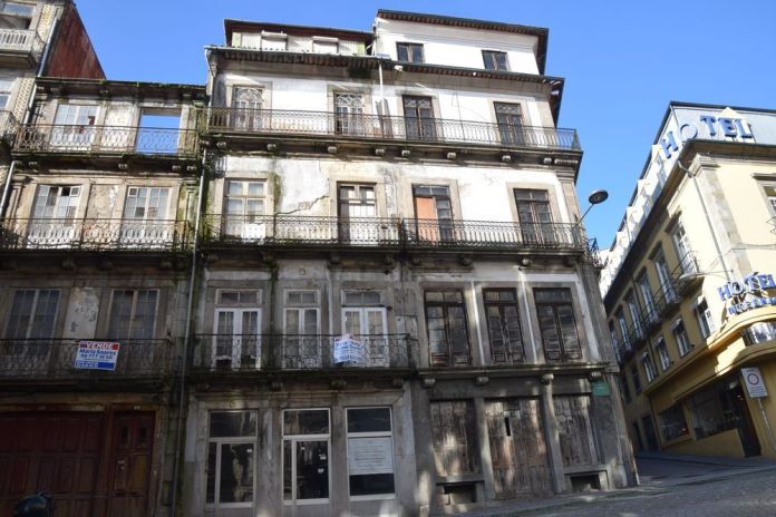 juste derrière la Banque du Portugal un ensemble de constructions en triste état à Porto Portugal