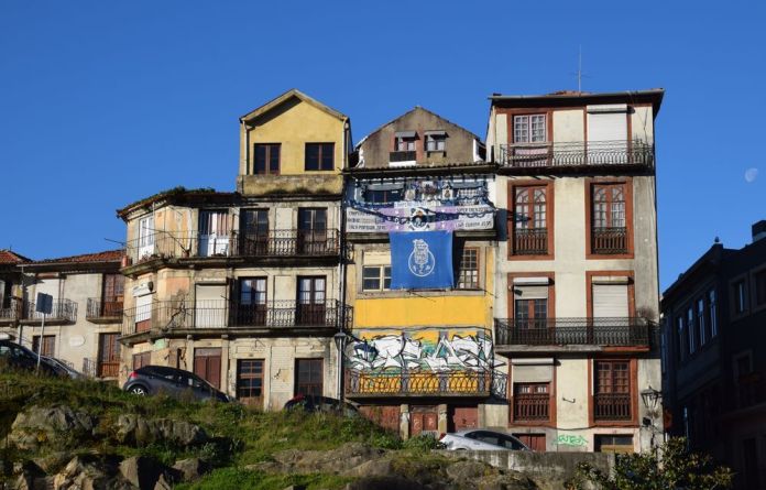 sur le chemin entre la gare sao bento et la cathédrale sé de porto Portugal