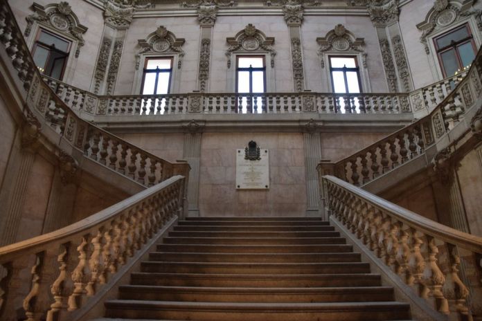 grand escalier palacio da bolsa porto portugal