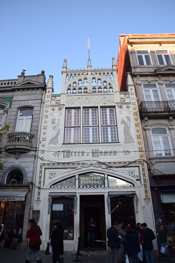 façade néogothique lello porto portugal