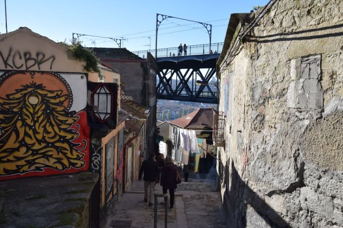 Ruelle sous le pont Luis à Porto, vue 1